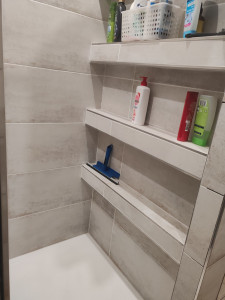 Photo de galerie - Fabrication d'une douche avec étagère 