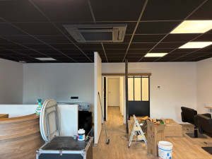 Photo de galerie - Réalisation d’un ensemble complet pour un salon de coiffure et d’esthétique à St Trivier de Courtes. Placo, isolation, joints, ponçage, peintures, sol pvc collé, faux plafond suspendu 