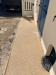 Photo de galerie - Finition de l’allée en béton désactivé 