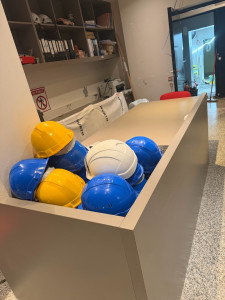 Photo de galerie - Entretien d’un espace d’accueil de chantier avec nettoyage des surfaces et remise en ordre.