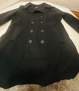 Photo de galerie - Ajustement de la taille, et alignement des  boutons d’un manteau homme