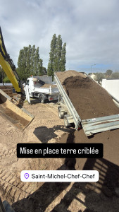 Photo de galerie - Livraison et mise en place terre végétale criblée 