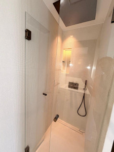 Photo de galerie - Douche à l'italienne avec robinetterie encastrée, rénovation d'une salle d'eau à Paris 7e