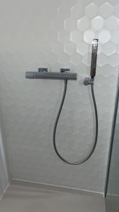 Photo de galerie - Pose d’un mitigeur de douche et fixation au mur 