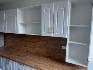 Photo de galerie - Le rendu final avec la pose d’une crédence en bois :) il manque les portes vitrées en cours de fixation :-)