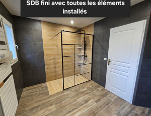 Photo de galerie - Salle de bain,  pose du carrelage, faïence,  robinetrie,  paroi de douche  Peinture sur plafond.  Qualité 100%