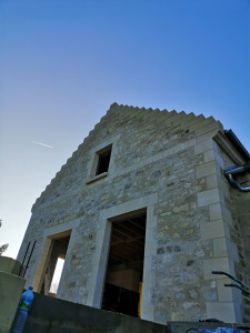 Photo de galerie - Maçonnerie pignon en moellons et pierre de taille 


