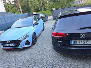 Photo de galerie - Deux véhicules avant mise en vente dans la même journée