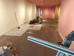 Photo de galerie - Peinture sur plafond + murs avec pose de parquet au magasin 