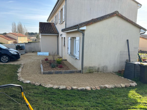 Photo de galerie - Chantier fini : Réalisation d’un massif en poutre de chêne Réalisation d’un chemin en calcaire Agrandissement d’un parking passant de 2 places à 3 places Réalisation d’une tonte 