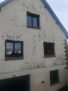 Photo de galerie - Pose de trois fenêtres en dépose totale pour installer 3 nouvelles menuiseries en bloc baie avec panneau solaire déporté.