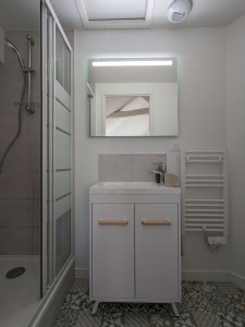 Photo de galerie - Pose meuble vasque
sèche serviette
et douche complète.

