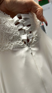 Photo de galerie - Modification dos robe de mariée… suppression d’une partie de la fermeture éclair, au profit d’un laçage sur mesure 