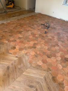 Photo de galerie - Encastrement pointe de Hongrie / Tomettes  