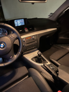 Photo de galerie - Nettoyage de l’intérieur d’une BMW. Elle avais besoins d’un gros nettoyage, d’une décontamination de climatisation et des tissus. Choses faites, une bonne odeur qui dure et un confort comme neuf !