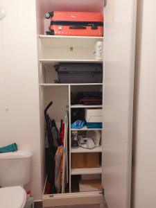 Photo de galerie - Aménagement du jour : d’un placard vide à un espace 100% optimisé !
Installation des étagères avec des planches sur mesures prédécoupée par le magasin.