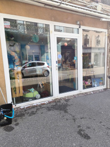 Photo de galerie - Nettoyage d'une vitrine sur Guebwiller 