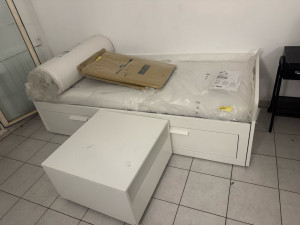 Photo de galerie - Lit IKEA et table basse 