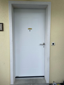 Photo de galerie - Pose porte d entrée aluminium 