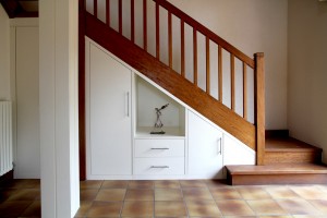 Photo de galerie - Aménagement meubles sous escalier.
