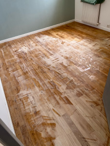 Photo de galerie - Rénovation parquet chênes massif ( avant ) 
