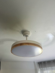 Photo de galerie - Installation du ventilateur avec plafonnier intégré.