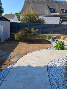 Photo de galerie - Création de  pelouse  , pose de paillis d'ardoise,pose de bordures , pose de clôture aluminium 