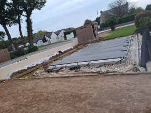 Photo de galerie - Motoculture, nivellement, pose de mardier de soutien, semis, maçonnerie enduites, ceinture piscine, local technique bois ou maçonnerie
