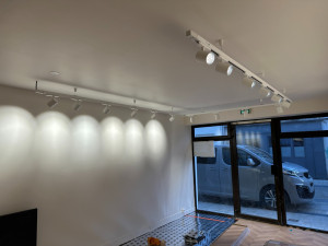 Photo de galerie - Mise en place d'un éclairage pour une boutique de robes de mariées.