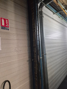 Photo de galerie - Nettoyage des murs d'un site en logistique, différence entre les 2 murs.