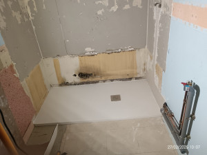 Photo de galerie - Pose de receveur de douche et installation alimentation eau sanitaire avec évacuation pour vasque