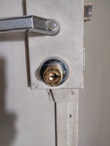 Photo de galerie - Ajustement et remise en état d’un mécanisme de porte.
Intervention propre et efficace.