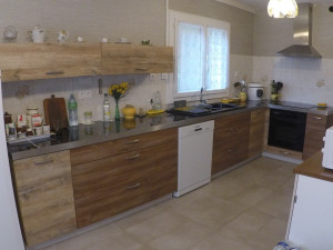 Photo de galerie - Pose d'une cuisine, carrelages, faïence et papiers peints refaits.