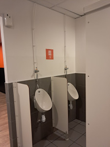 Photo de galerie - Installation sanitaire urinoirs 