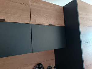 Photo de galerie - Pose d'éléments de cuisine (portes, poignées, étagères,...)