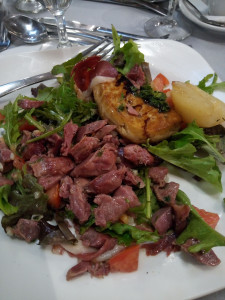 Photo de galerie - Salade, gésiers, foie gras poêlé et poire