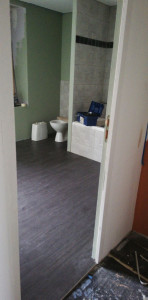 Photo de galerie - Rénovation salle de bain ,sol en lame PVC + faïence 