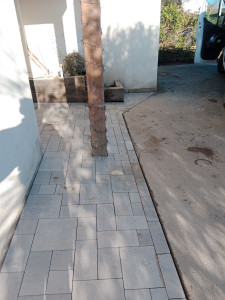 Photo de galerie - Réalisation d'un pavage multiformats en seuil d'entrée 