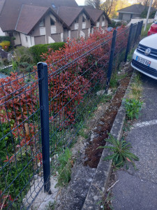 Photo de galerie - Bonjour Madame/Monsieur, je vous propose mes services : rapide, propre et économique ! Voici le résultat : j'ai réparé une vieille clôture en piteux état et le travail est impeccable ! Regardez la photo ! Merci de votre confiance.