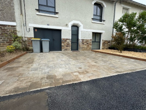 Photo de galerie - Pavage béton multiformat posé sur mortier 