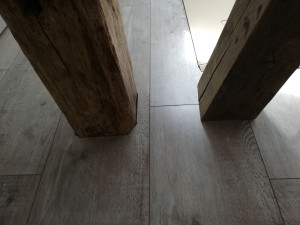 Photo de galerie - Pose parquet avec découpe autour des pied de ferme ..
