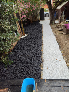Photo de galerie - Création d'une allée en gravier blanc , création d'un massif minéral 