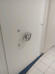 Photo de galerie - Déchargement d'un coffre-fort.