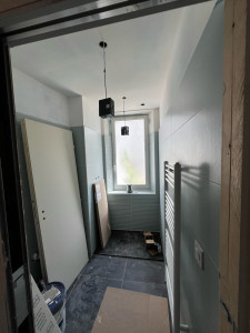 Photo de galerie - Installation sèche serviette et spot au plafond 