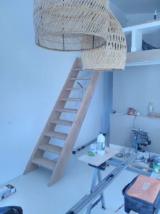 Photo de galerie - Fabrication d un escalier droit en chêne massif sans contremarche assemblage par antaille des marches