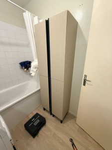 Photo de galerie - Montage de deux colonnes salle de bain + fixation au mur