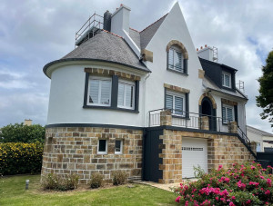 Photo de galerie - Réalisation d'un ravalement complet avec mise en peinture des façades en blanc et des éléments décoratifs en noir. Une rénovation qui modernise l'habitation tout en protégeant durablement les façades. Travail soigné et finitions de qualité