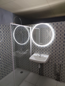 Photo de galerie - Remplacement du miroir du système de douche et du carrelage 