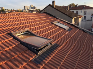 Photo de galerie - Toiture rénovée avec finitions impeccables et pose de fenêtres de toit pour un maximum de lumière naturelle ☀️