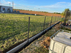 Photo de galerie - Bonjour. pour tout vos projets de clôture en grillage rigide avec sous bassement ou en parpaing, veuillez me contacter. Ici vos idées prennent forme.